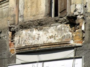 В Оренбурге от взрыва обрушился балкон